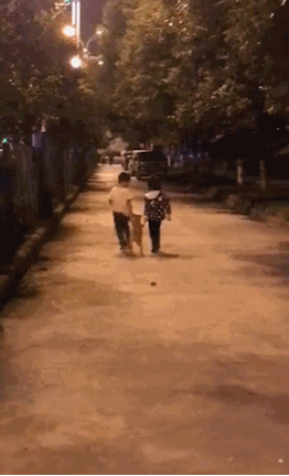 搞笑gif:美女唱歌的时候就是可爱,这个表情萌到你了吗?