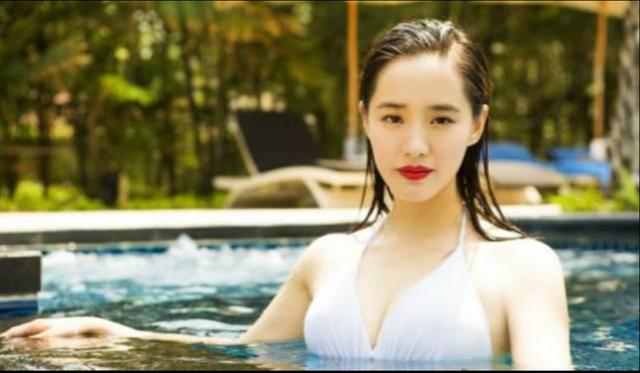 《夏洛特烦恼》中"秋雅",泳装出水一幕好身材,女生看了都羡慕
