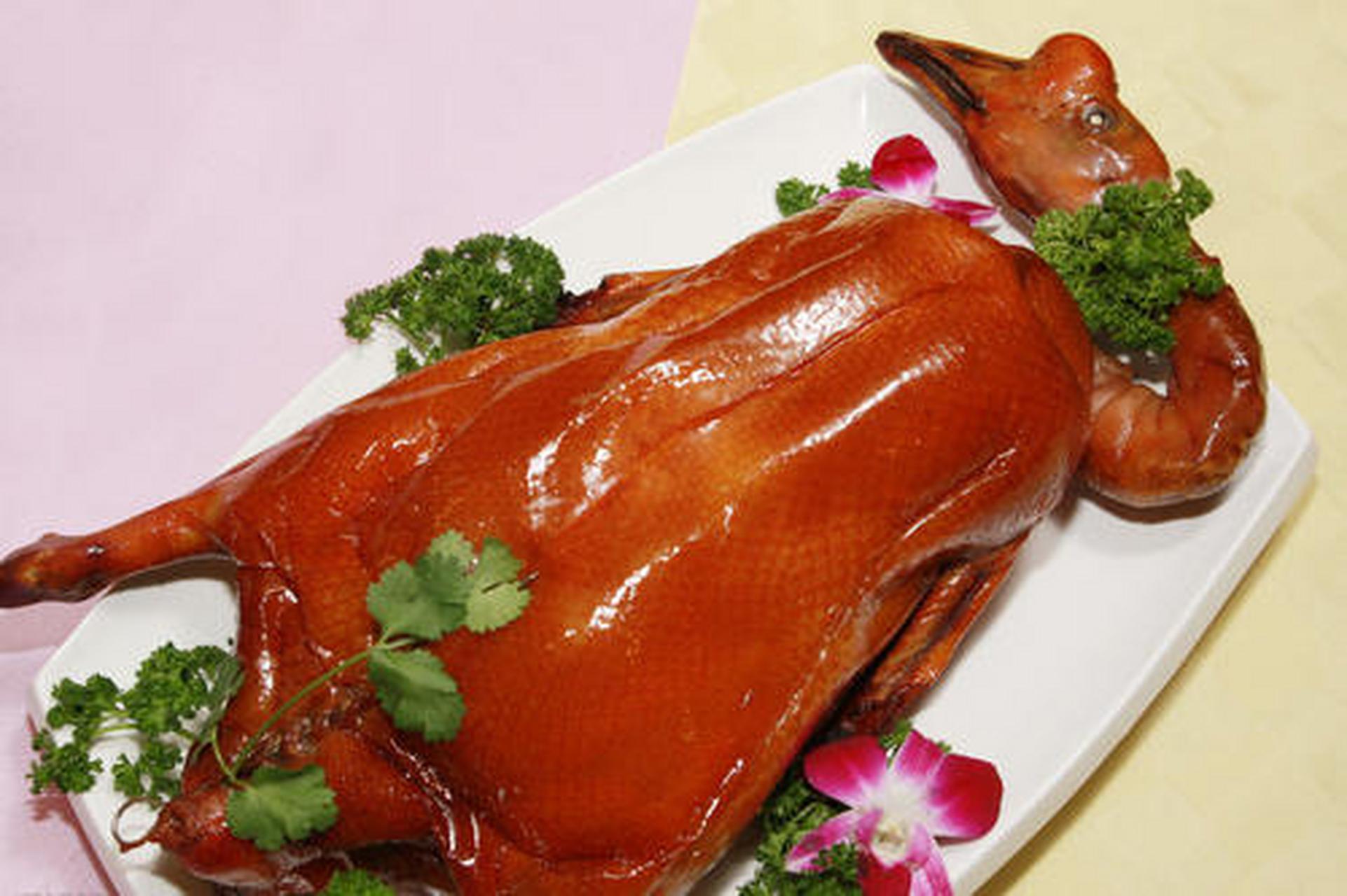 百城百味#广州人爱吃烧鹅,深井烧鹅这道菜在广州酒楼往往是招牌.