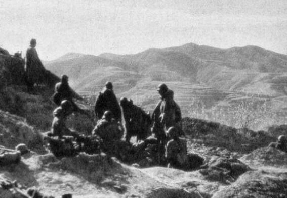 忻口战役老照片:图三日军被打的不敢冒头,图五战士准备拼刺刀!