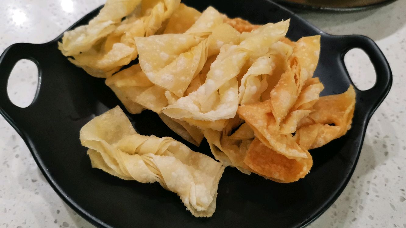 薄薄的馄饨皮,不仅仅只用来包馄饨,还能变身香脆“小麻花”