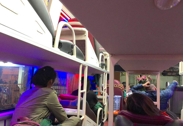 目的地就被轰下车的, 还有以前卧铺大巴车"享受"着一路上的脚臭味等等