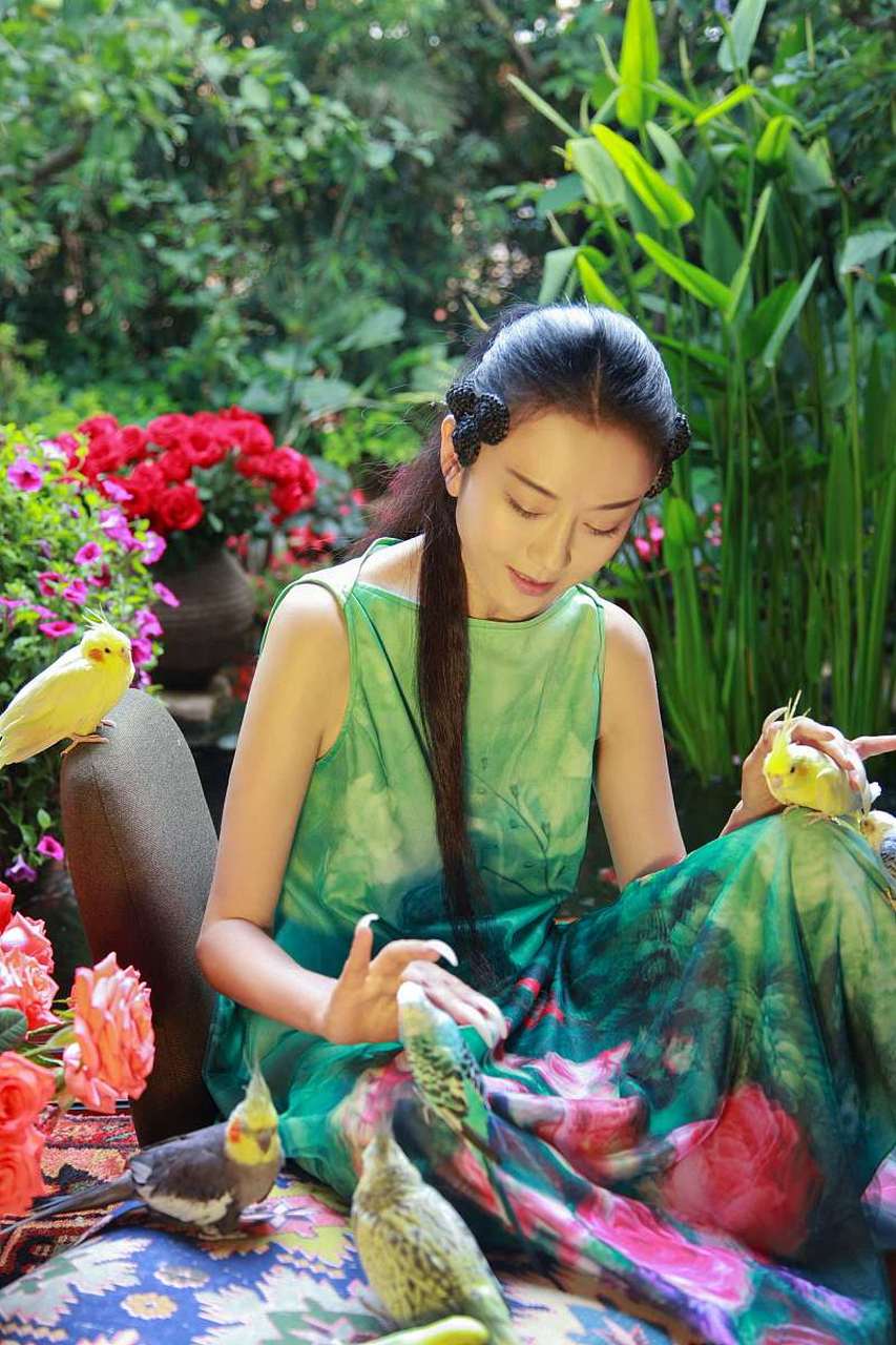 有网友晒出了一组舞台照片,照片拍摄的是杨丽萍最新编排的舞剧《孔雀