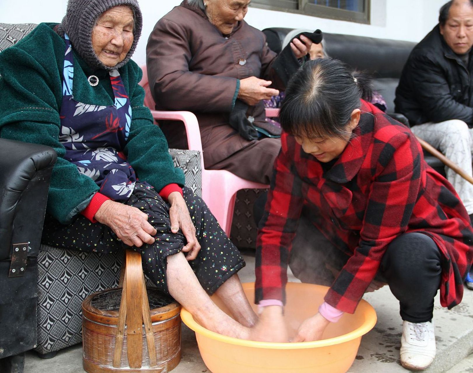 洗脚大妈图片