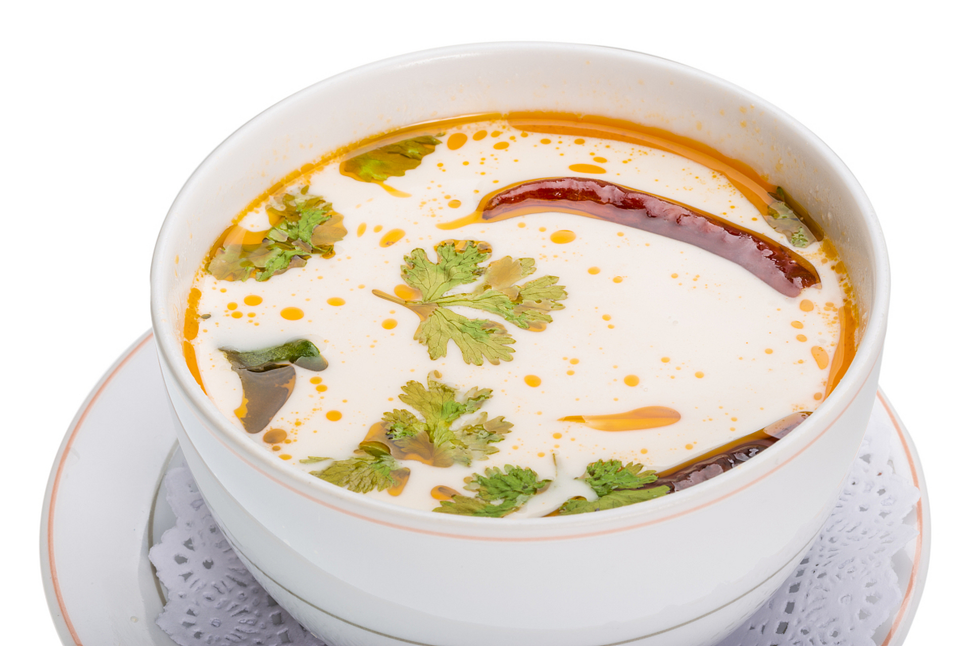tom kha gai 是一道泰国传统汤品,以其椰奶汤底和鸡肉鲜香而闻名.