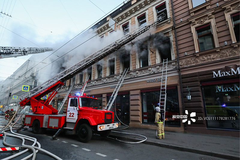 俄罗斯圣彼得堡一办公大楼发生火灾 消防员紧急灭火