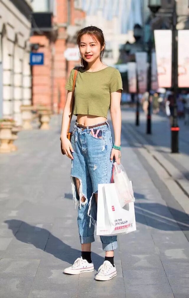 街拍:美女小体恤配破洞牛仔,露出迷人马甲线,青春靓丽