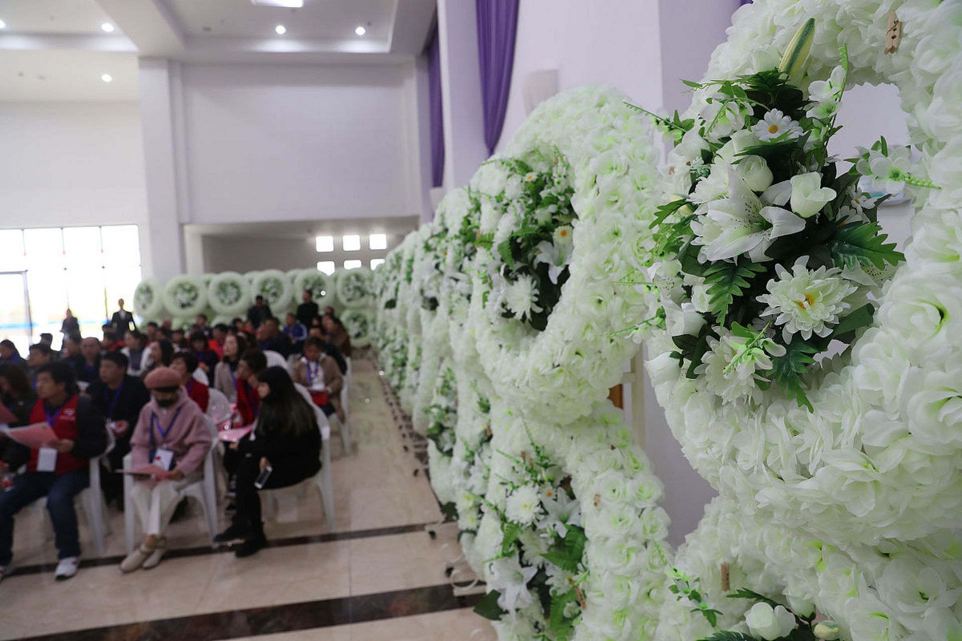 殡仪馆告别厅花卉重复使用 还贵3倍,隐藏行业的暴利,你这是要把逝者