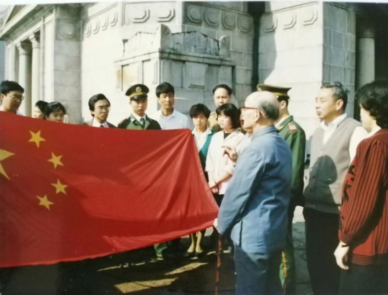国旗设计者曾联松在国旗上写下"庆香港回归",这一珍贵的国旗从上海一