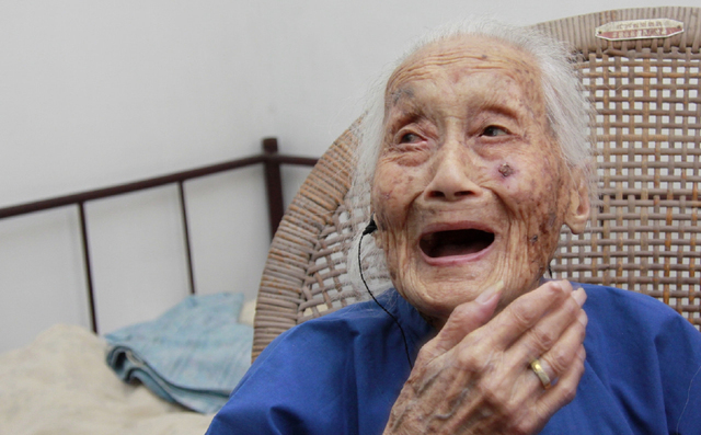 109岁老人早喝牛奶晚喝小酒,一家五代同堂,丈夫抗战中英勇牺牲