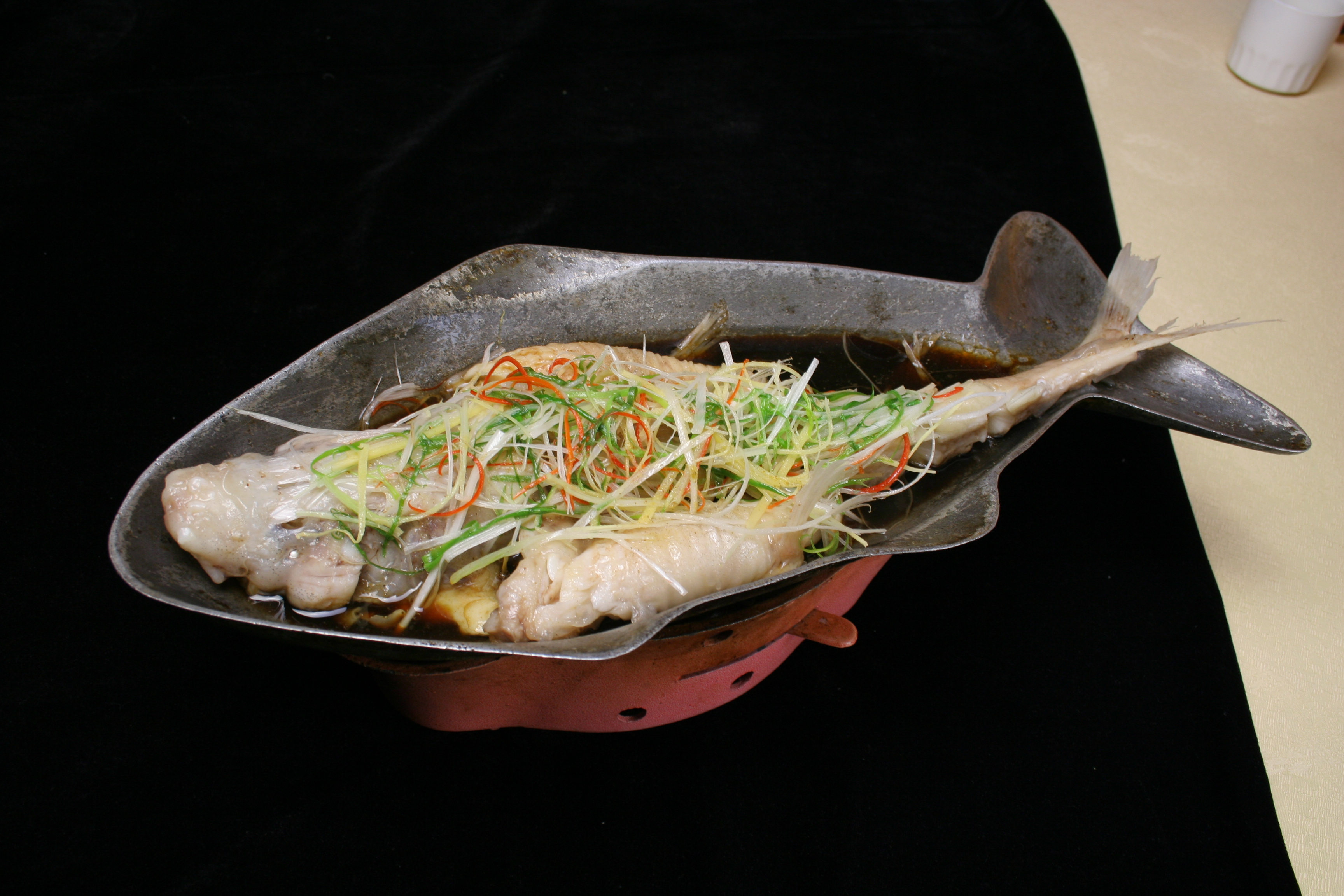 这道菜有素有肉,搭配的相当的完美 明炉回头鱼 主料:鲢鱼1000克  辅料