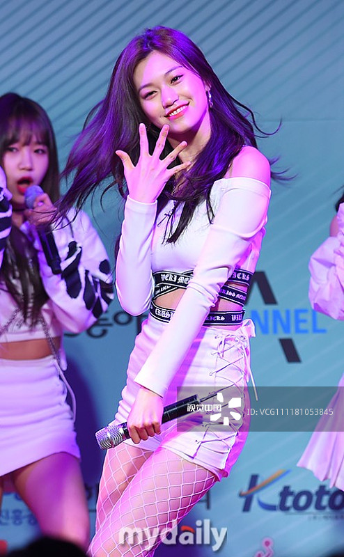 2017年出道的女子组合weki meki在舞台上尽显可爱性感魅力.