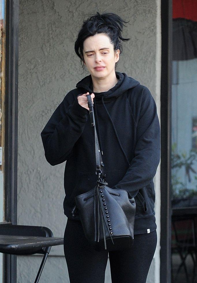 刚刚在奥斯卡颁奖礼上宣布自己怀孕喜欢讯的她现身街头,身着宽松外套