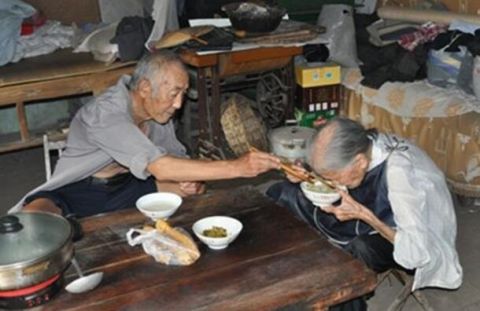 102岁后妈一生未育,和8旬儿子相依为命,吃糠咽菜让人心酸落