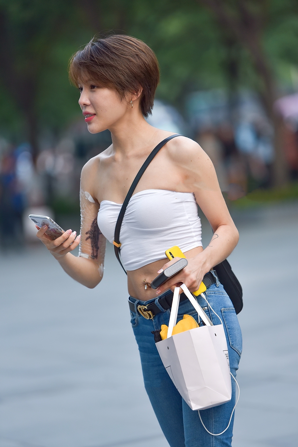 街拍:白色抹胸,露出美女白皙的肌肤,优美的天鹅颈十分