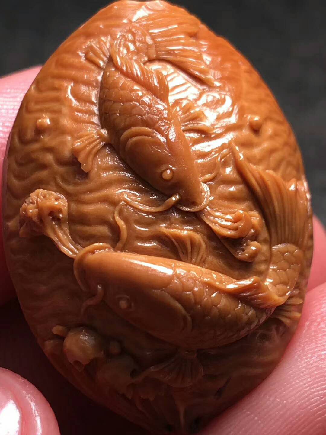 双鱼戏莲核雕单耔,2.43*3.4四花,精工,鱼儿姿态灵动,寓意美好