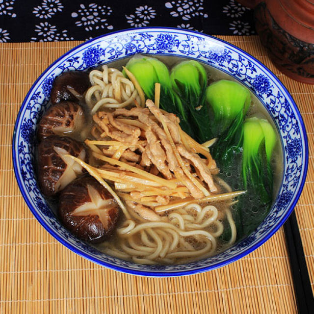 青菜肉丝面,面条是自己做的,吃着很劲道呢