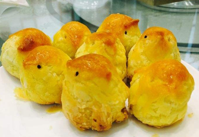 小鸡酥是由细面粉,色拉油和豆沙做成的.