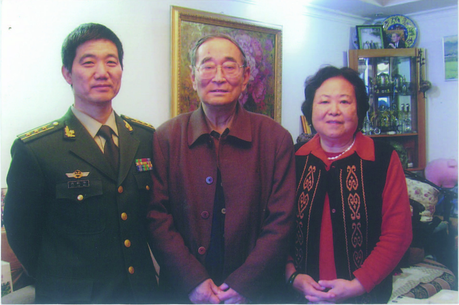 问我家属姓名,分别写下"肖跃华,刘爱红贤伉俪惠存,厉以宁,何玉春赠"