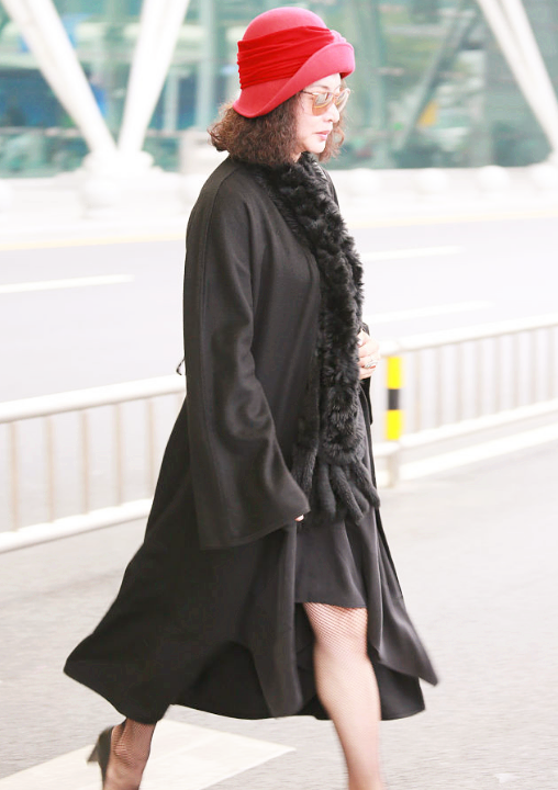 51岁金星紧跟时尚潮流,戴红帽搭配渔网袜,全身贵妇气质霸气十足