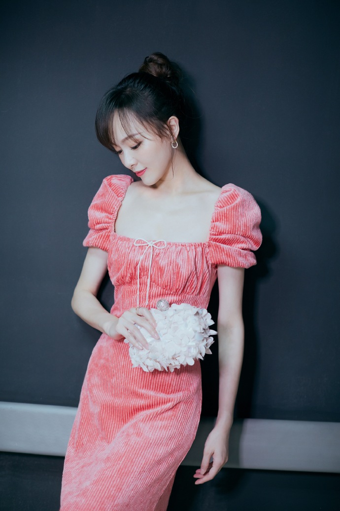 唐嫣"甜美"造型出席活动,扎丸子头俏皮可爱,身上裙子温婉贤惠