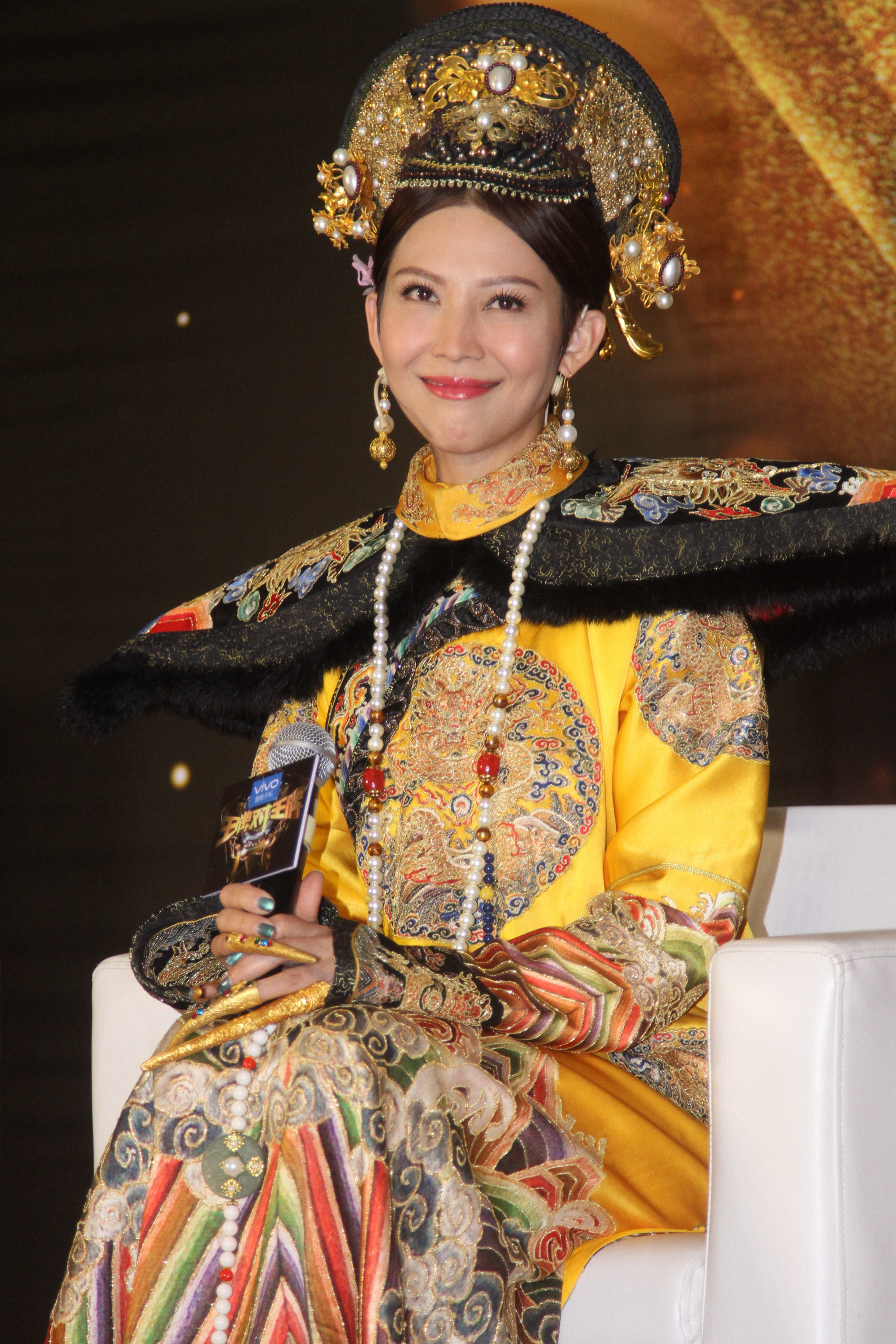 香港房价有多贵?蔡少芬的家才80平,看看里面的布局,让人意外!
