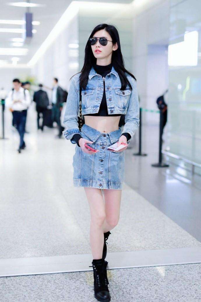 奚梦瑶为了时尚真拼,秋冬季节穿露脐装搭短裙,网友:不冷吗?