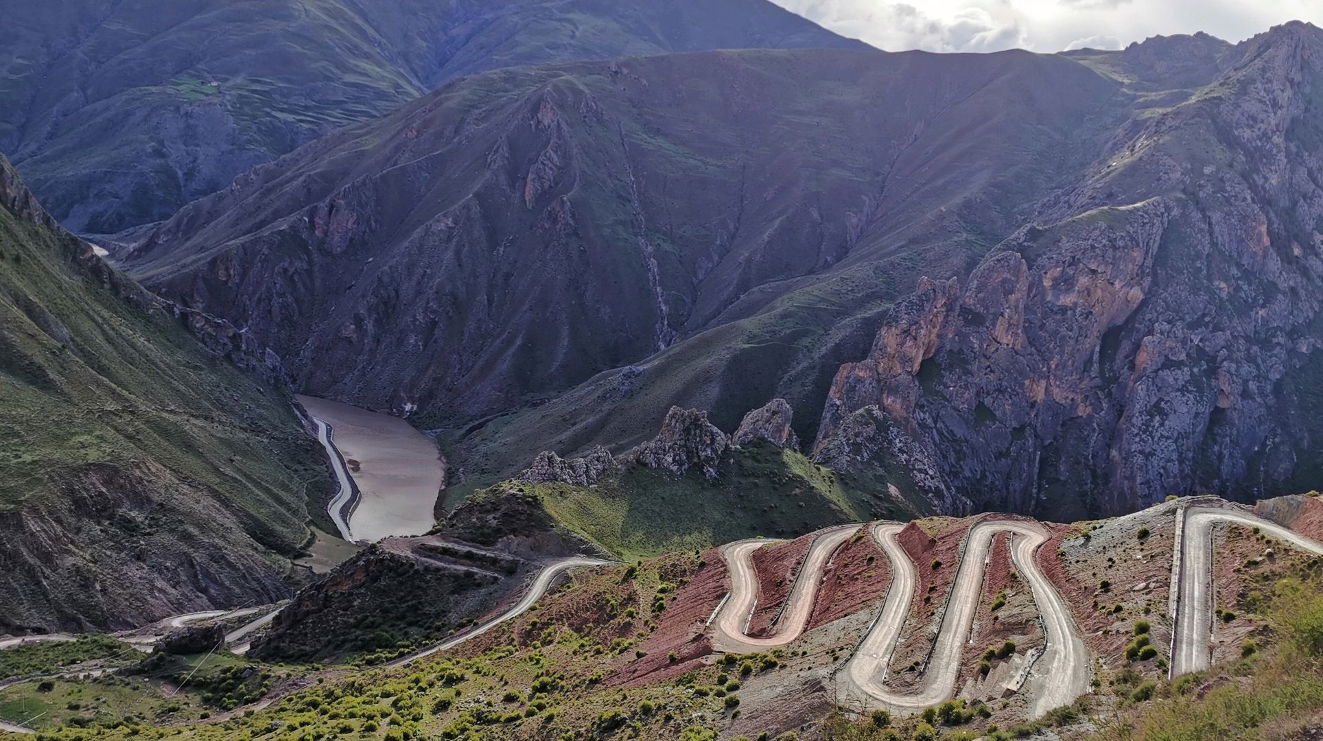 317川藏线丁青海拔4800米有三千多年历史的云端孜珠寺.