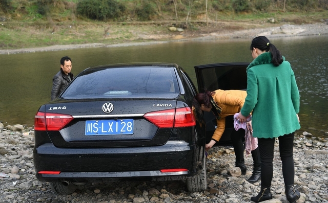 外出打工青年返乡,农村小河边集体洗车显摆,混得好坏一眼便知