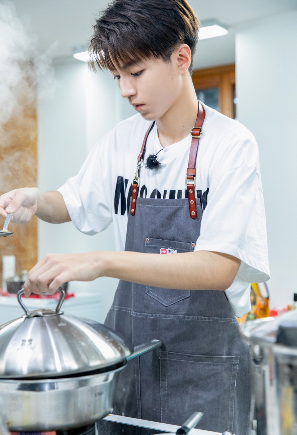 王俊凯进得了超市下得了厨房,认真做饭的少年最帅有木有