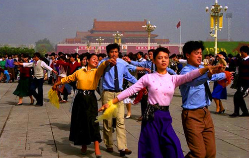 图为80年代时,在天安门广场前跳舞的人们,看起来生活非常的惬意.