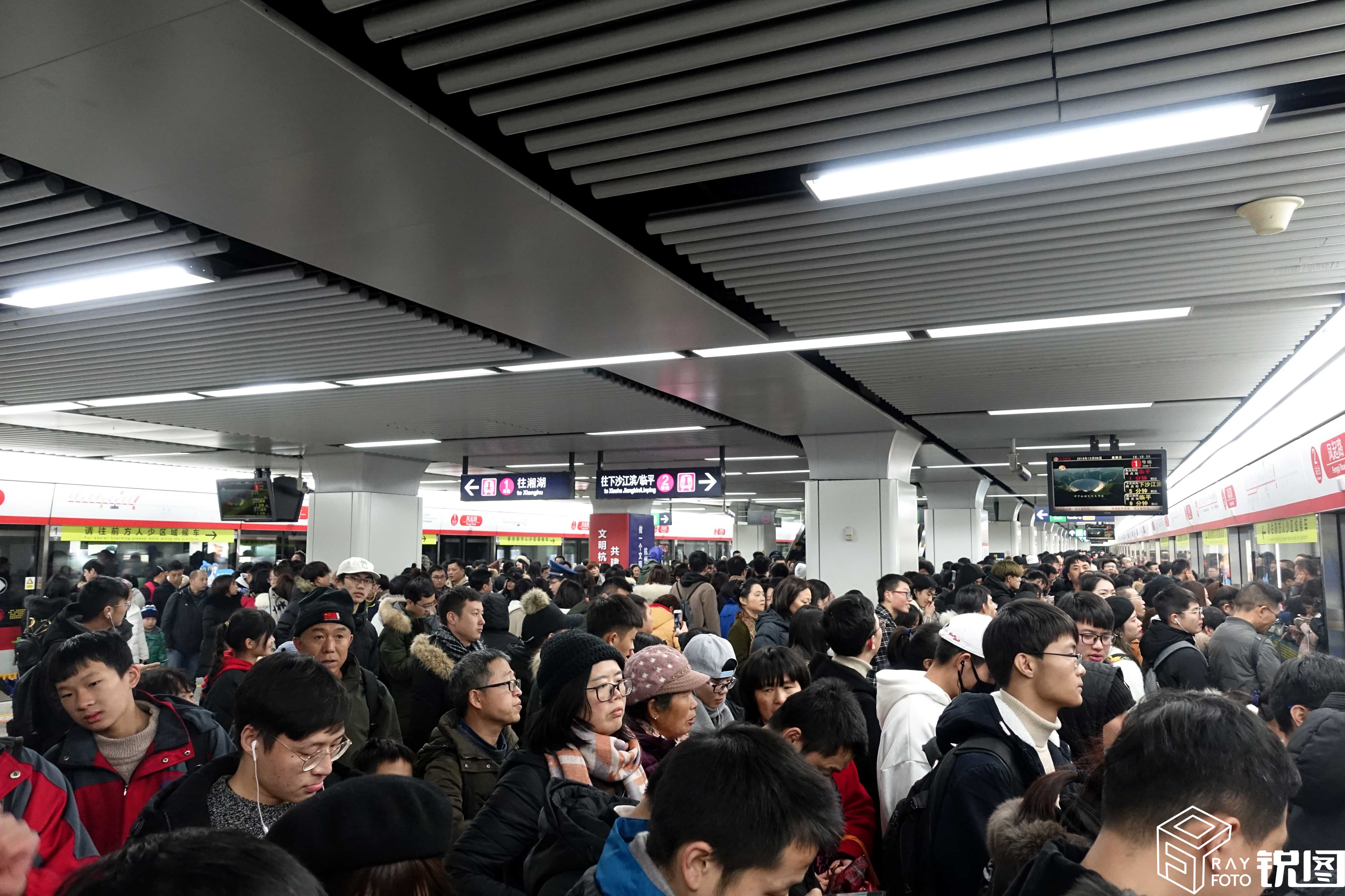 杭州地铁站人山人海,客流量堪比春运