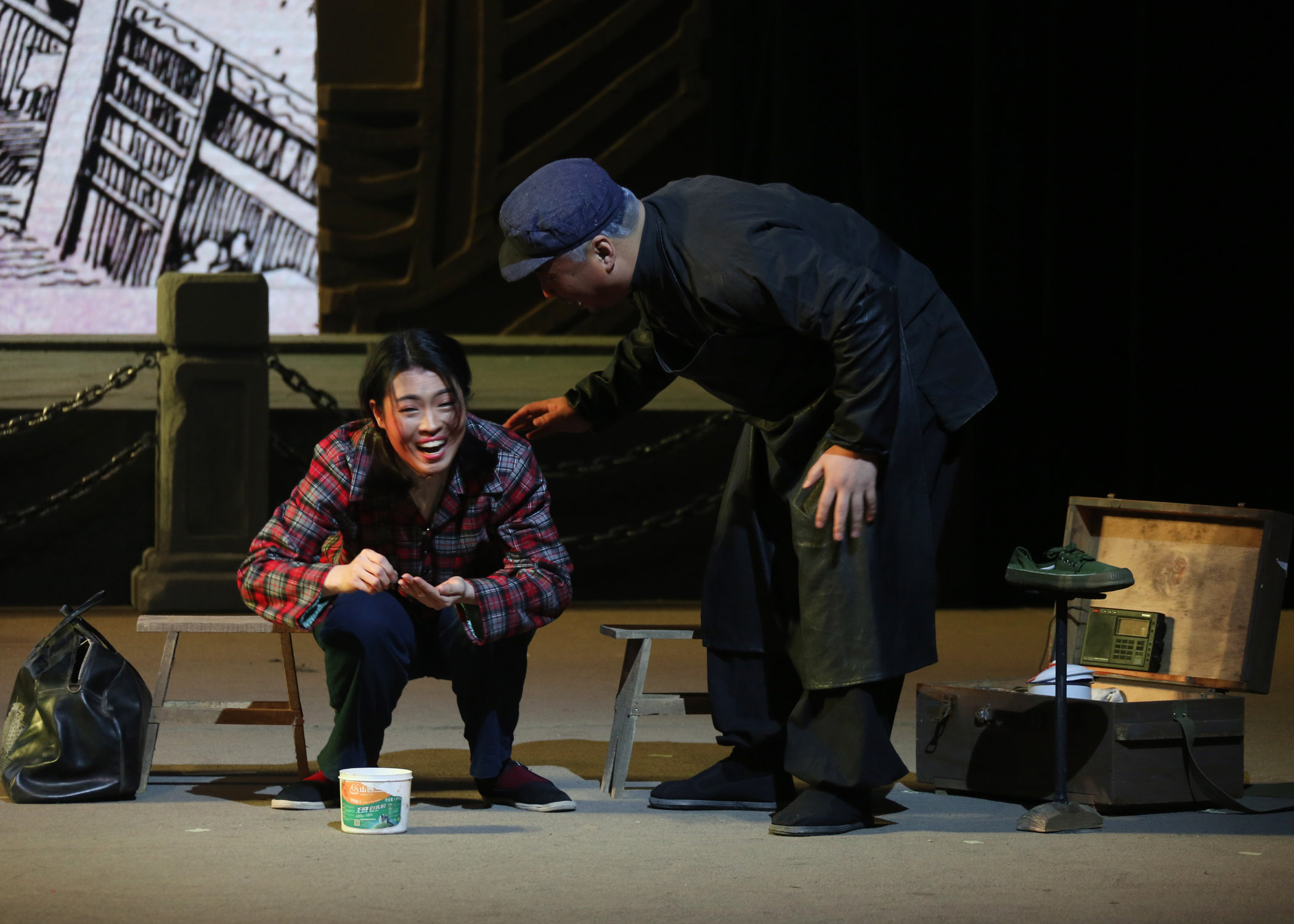 长治市歌舞剧团新创的四幕话剧《十字街》在潞安剧院上演