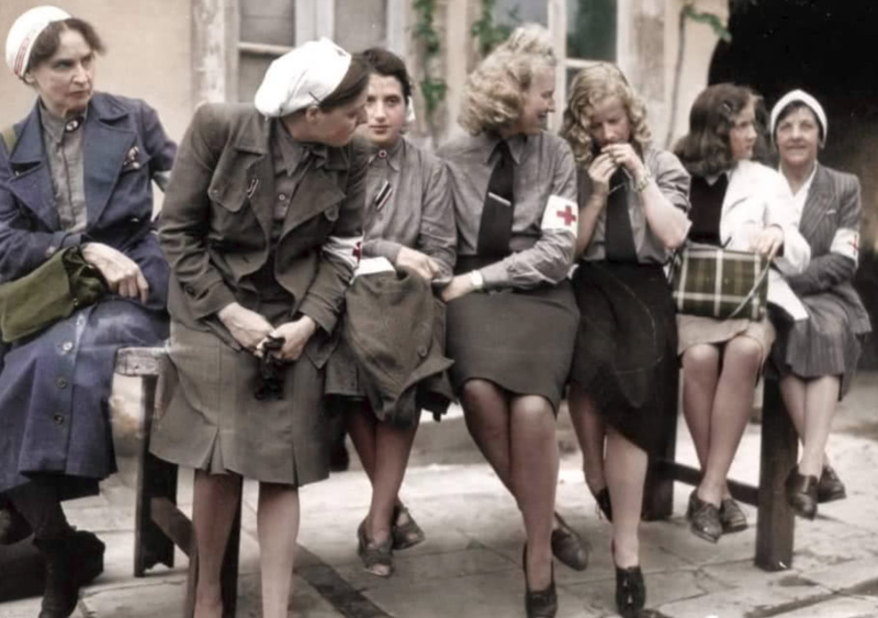 二战彩色照片:德军被俘女护士被释放瞬间露出动人笑容