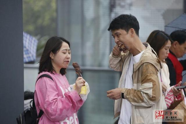 市民冒雨享美食 "知味杭州"亚洲美食节:56个国家和地区共组"美食公园"