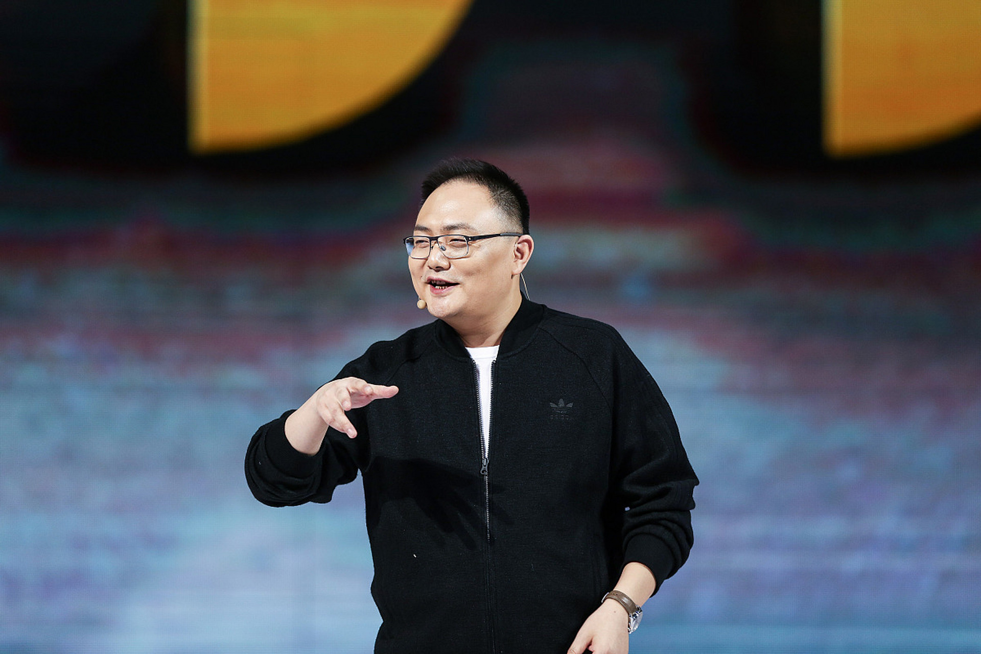 罗振宇,这位互联网时代的知名人物,以其独特的营销方式和对知识的重新