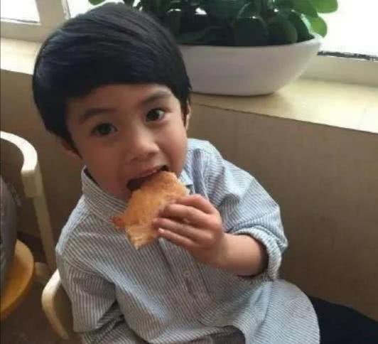 39岁刘芸带儿子看病,小jagger可爱依旧画面有爱尽显母子情深