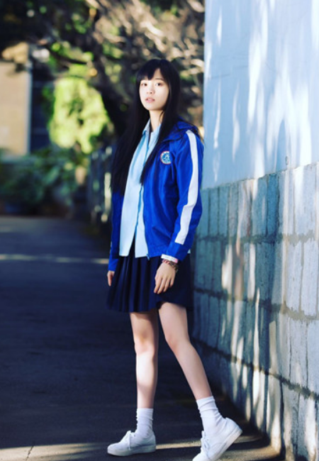欧阳娜娜的神仙颜值搭配少女感十足的校服,让人想起很多青春过往的事