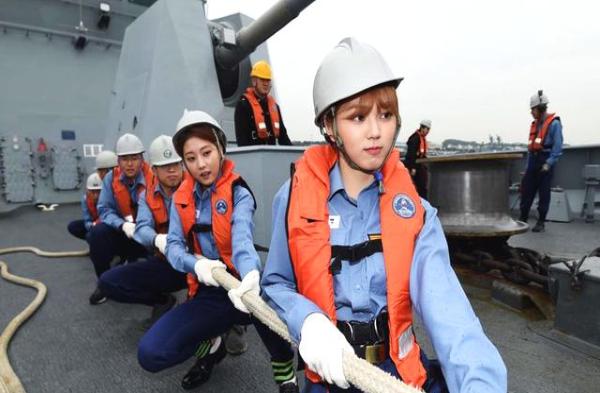 韩国知名女团下部队慰问演出 追星士兵当场作出大胆举动