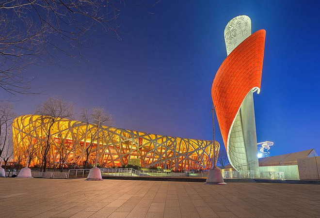 构造新颖的鸟巢,标准的现代化建筑,高耸的火炬塔