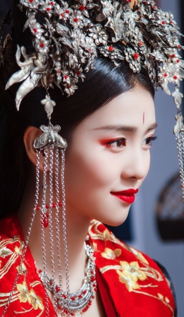 《招摇》:摇澜盛装大婚