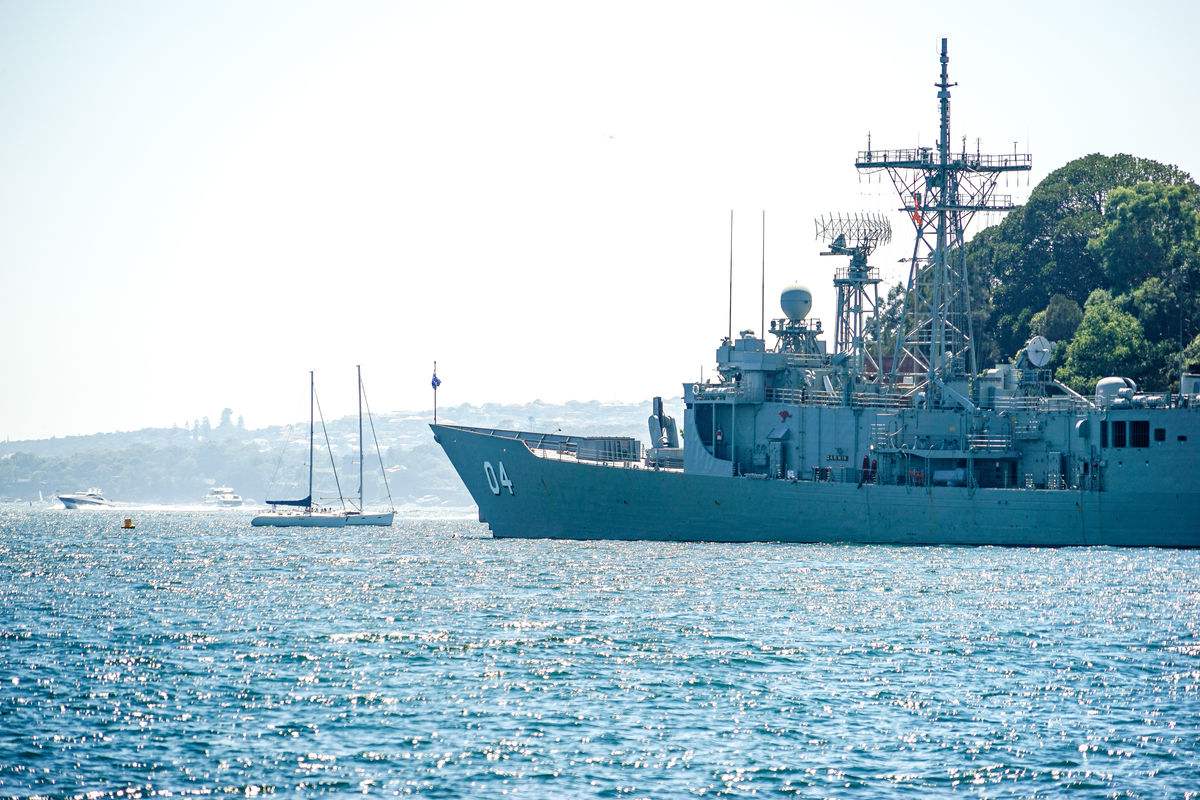 突尼斯海军首次举办阅舰式,我军054a舰威武亮相,我方代表受邀