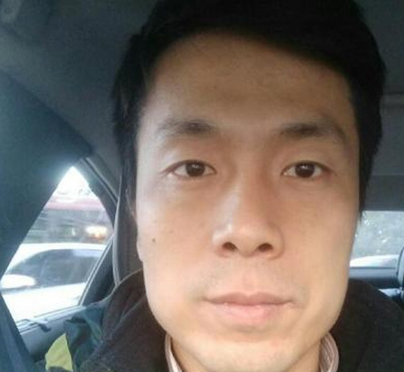 面相眉尾散乱,眉骨突出,性格偏于强势,有明显的大男子主义,做事冲动