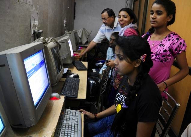 图中的印度男子来晚了,因此只能站着等候,很多急用网络的人也会选择来