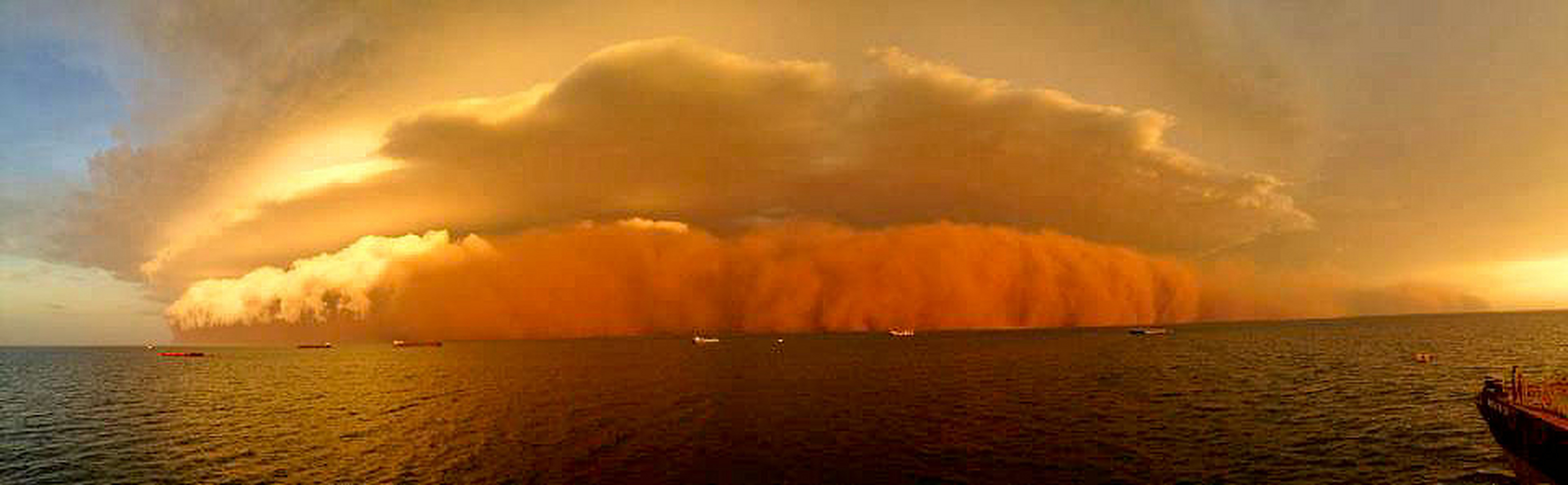 沙尘暴来了#  沙尘暴是由于高空大气环流和低空气象条件的变化,而在