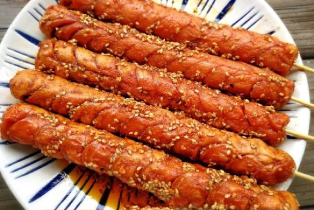 小吃摊上的烤香肠香味诱人,掌握了方法和技巧,在家也能轻松做!