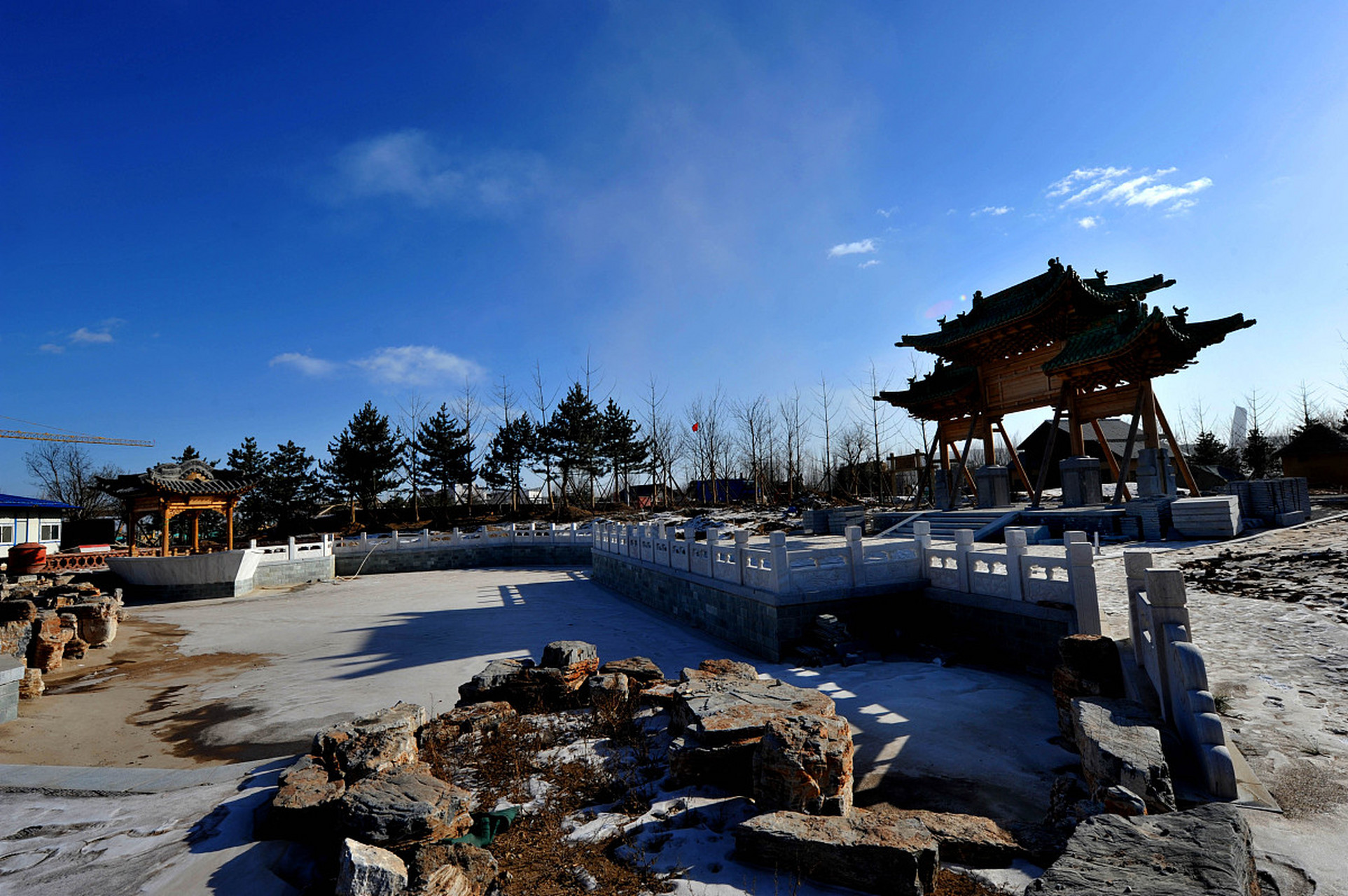 石河子市是新疆的文化和旅游重镇,拥有天山天池,石河子大峡谷公园等