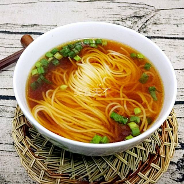 酱油面简单易做,在快节奏的今天,对上班一族来说是卫生健康的一碗快手