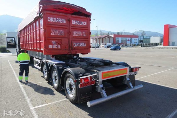 整车长25.25米,总重60吨,西班牙的全挂车有点不一样