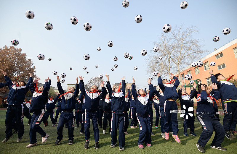 2018年12月6日,河北省邯郸市光明南小学开展以"校园足球,阳光体育"为